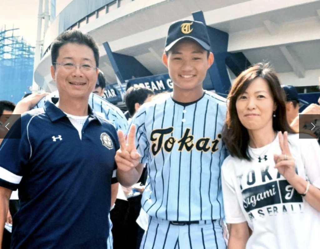 森下翔太さんとご両親（父・善文さんと母・ゆりさん）の家族写真