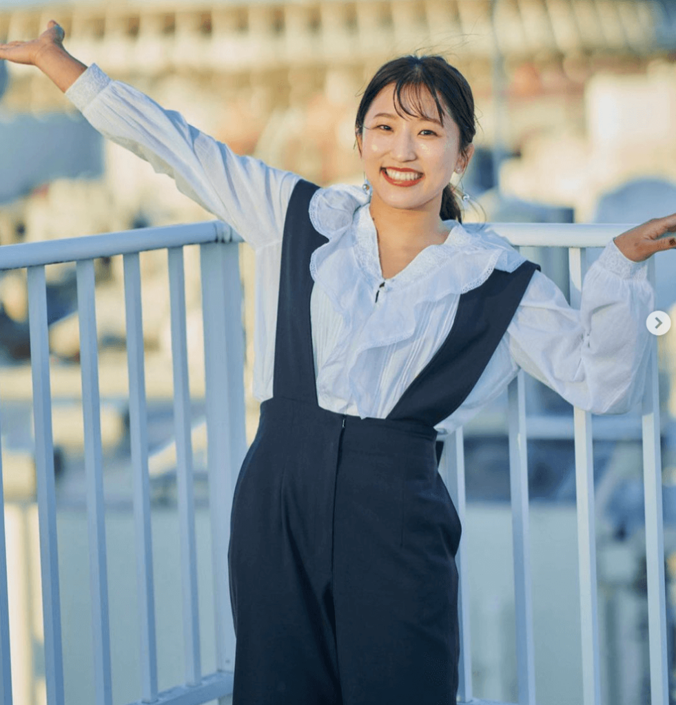 サロペットを着ている須崎優衣さんの画像