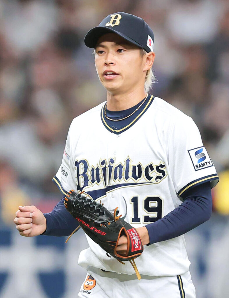 山岡泰輔選手のユニフォーム姿