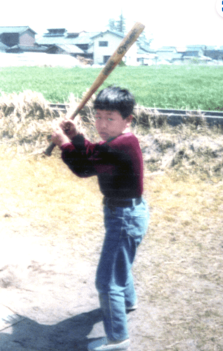 バットをかまえる小学1年生の頃の松井秀喜さん