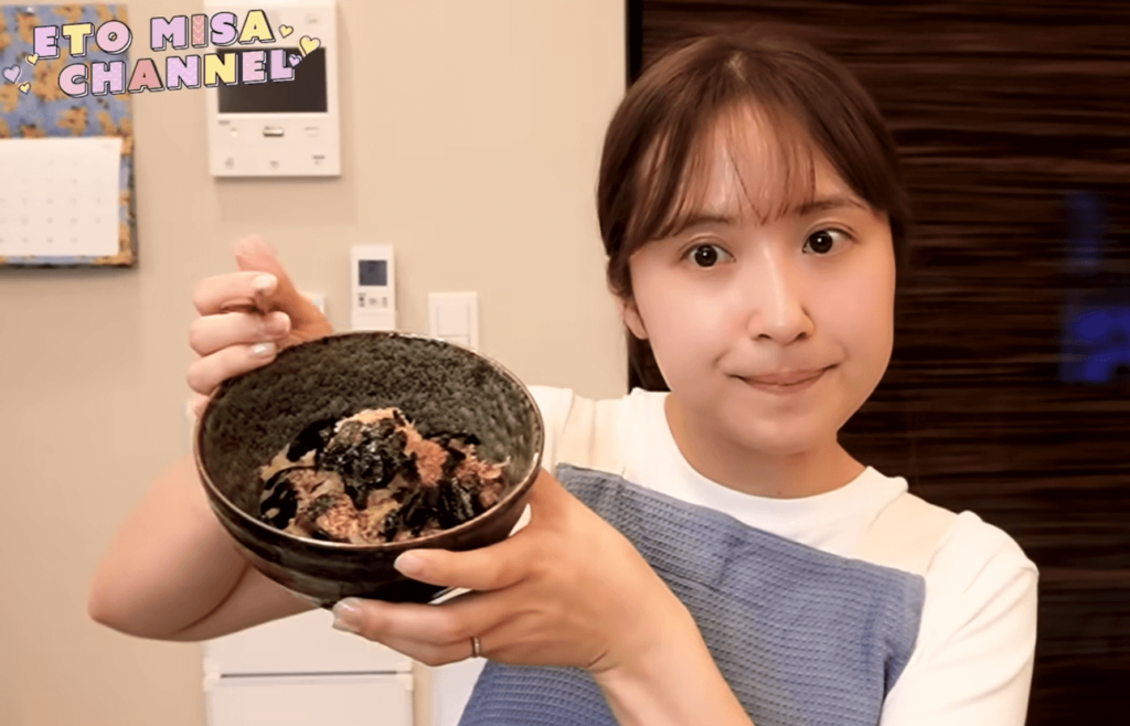 わが家の定番料理「納豆うどん」を見せている衛藤美彩さん