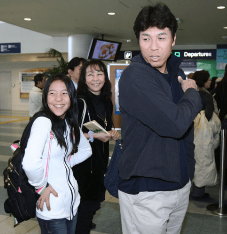 2009年、グアム旅行に行く秋山幸二さんと娘・真凜さんと嫁・千晶さんの画像