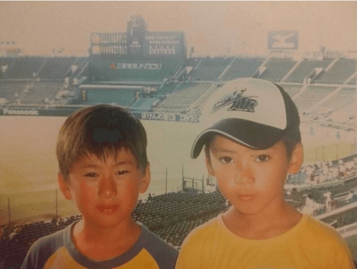 幼い頃の金丸夢斗さんと、兄の金丸翔太さんの顔画像