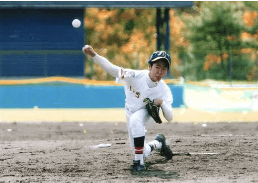 試合で投球する小学6年生の西舘勇陽さんの画像