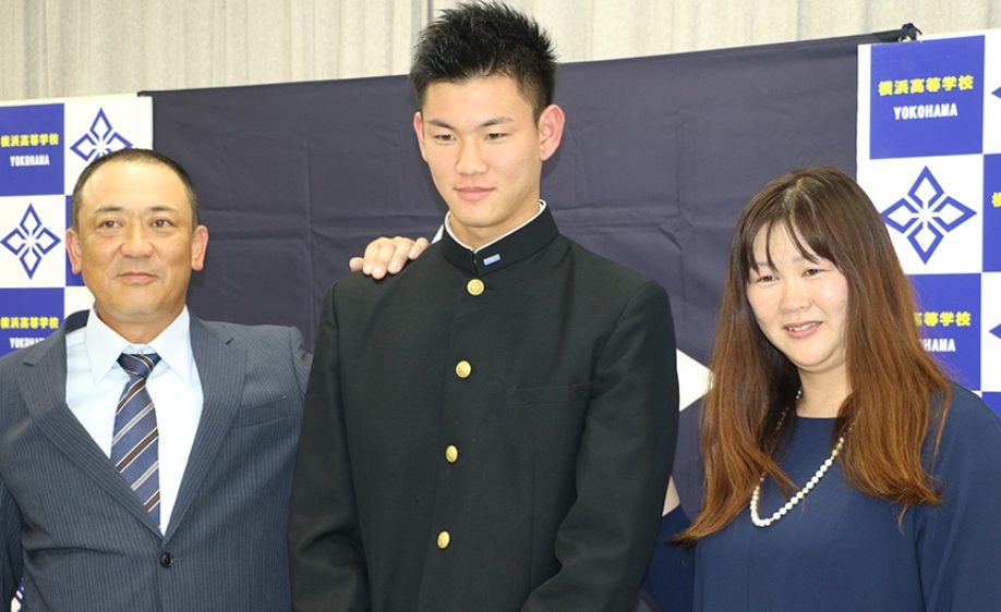 及川雅貴さんと両親(父親と母親)が並んだ阪神入団時の写真